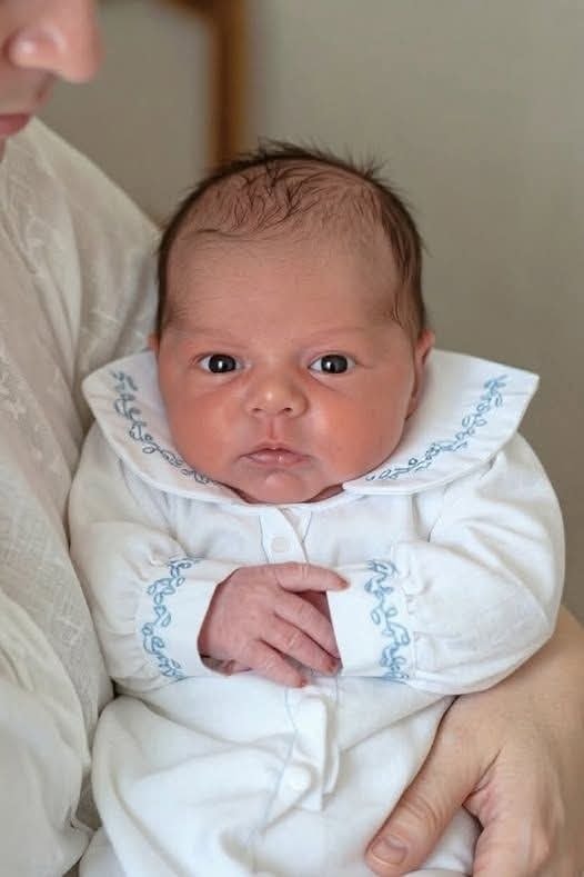 “Cuando Nació Mi Hija, Nadie la Felicitó Porque ‘No Era Bonita’ — Pero Ella Les Enseñó a Todos Qué Significa la Belleza”